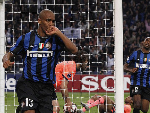 Com gol de Maicon e show de argentino, Inter bate Barcelona - 