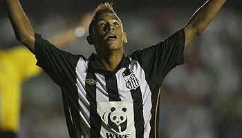 Neymar dá show, Santos derruba último invicto e vira líder