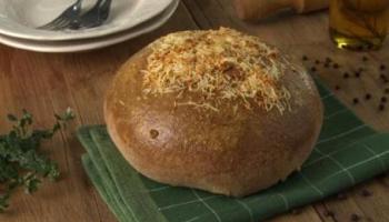 PÃO RECHEADO COM MUSSARELA E RÚCULA