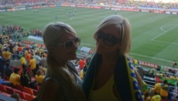 Após assistir ao jogo do Brasil na África do Sul, Paris Hilton é detida por fumar maconha