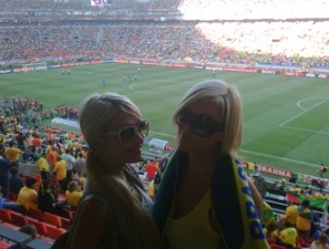 Após assistir ao jogo do Brasil na África do Sul, Paris Hilton é detida por fumar maconha - 