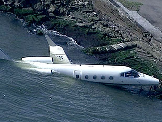 Avião de pequeno porte cai na Baía de Guanabara - 