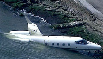 Avião de pequeno porte cai na Baía de Guanabara