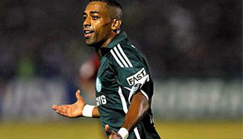 Com gritos de burro a Zago, Palmeiras passa pelo Atlético-PR