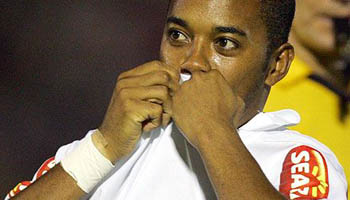 Com golaço de Robinho, Santos vira e vence a 10ª seguida