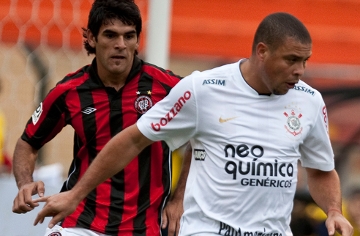 Souza e Ronaldo comandam virada corintiana sobre Atlético-PR - 