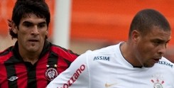 Souza e Ronaldo comandam virada corintiana sobre Atlético-PR
