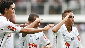 Neymar supera erro, ofusca Ronaldo e Santos vence clássico