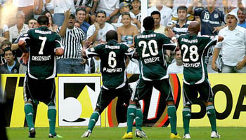 Robert faz 3 e Palmeiras quebra encanto do Santos na Vila
