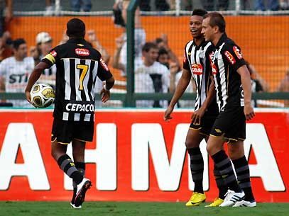 Após "apagão", Santos vence de virada - 