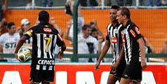 Após "apagão", Santos vence de virada