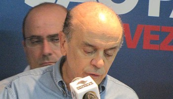 Serra canta Gonzagão e evento vira comício no Ceará