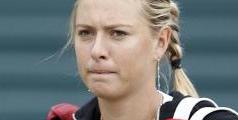 Sharapova se veste de Brasil para treino em Wimbledon