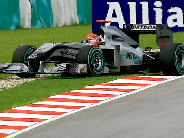 Ecclestone: Schumacher não é turista e voltará a ganhar - 