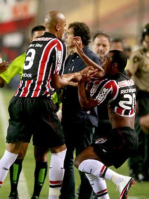 Com um a menos, São Paulo segura 0 a 0 e fica em boa situação - 