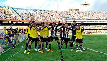 Santos toma sufoco, marca no fim e fica próximo da final