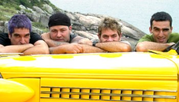 Ônibus do grupo Ultraje à Rigor é atingido por bala perdida