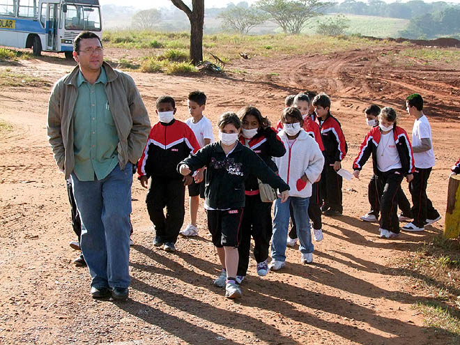 Andradina: Alunos aprendem na pratica a importância da reciclagem - 