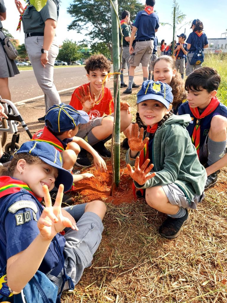 Secretaria de Meio Ambiente e Sustentabilidade de Araçatuba promove plantio de árvores nativas - Ação contou com o apoio do Grupo Escoteiro Dom Bosco de Araçatuba Secretaria de Meio Ambiente e Sustentabilidade de Araçatuba promove plantio de árvores nativas - Ação contou com o apoio do Grupo Escoteiro Dom Bosco de Araçatuba