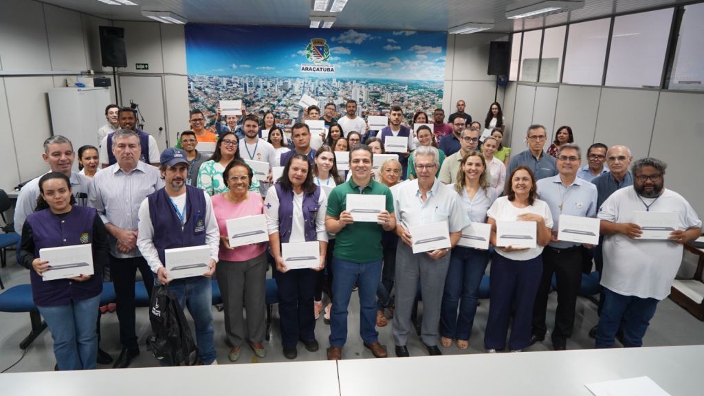 Prefeitura de Araçatuba e UniSalesiano entregam 550 tablets para modernizar atendimentos na Saúde - Agentes de saude de Aracatuba passam a registrar atendimentos em tempo real com tablets