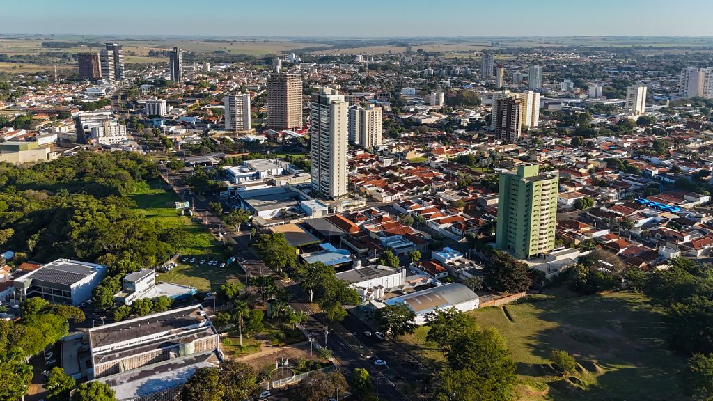 Araçatuba deve fechar setembro com mais de 1,6 mil vagas abertas em diversos setores - Balcão de Empregos conecta candidatos a 1,6 mil oportunidades em Araçatuba