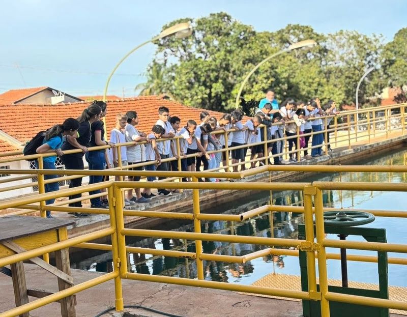 Sabesp de Olímpia recebe alunos da Escola Washington Junqueira Franco em visita educativa sobre tratamento de água - Alunos acompanham processos da ETA Sabesp de Olímpia recebe alunos da Escola Washington Junqueira Franco em visita educativa sobre tratamento de água - Alunos acompanham processos da ETA