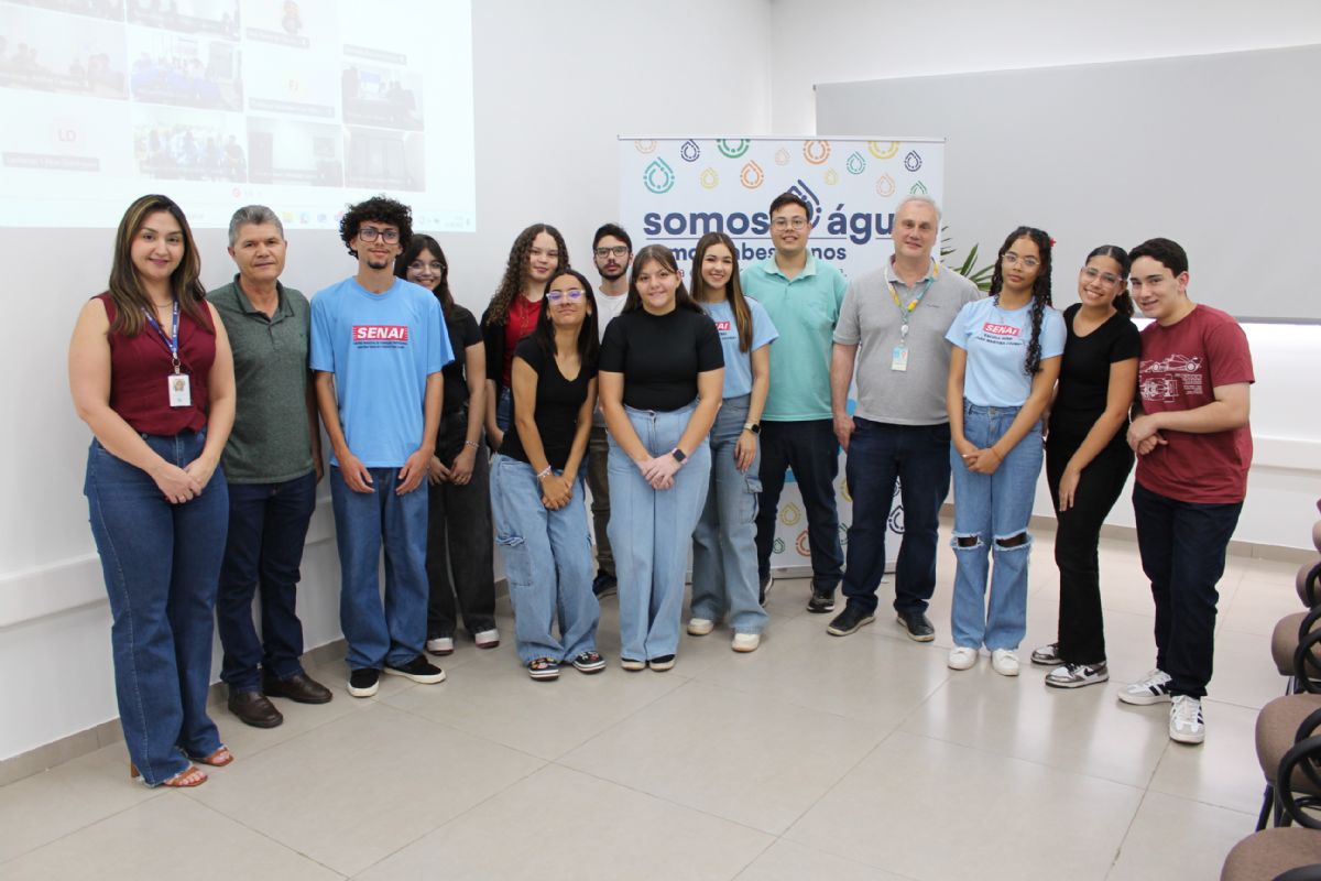 Sabesp de Lins dá boas-vindas a novos aprendizes e estagiários para atuação administrativa - Aprendizes ao lado do gerente regional, Maurício Polezi