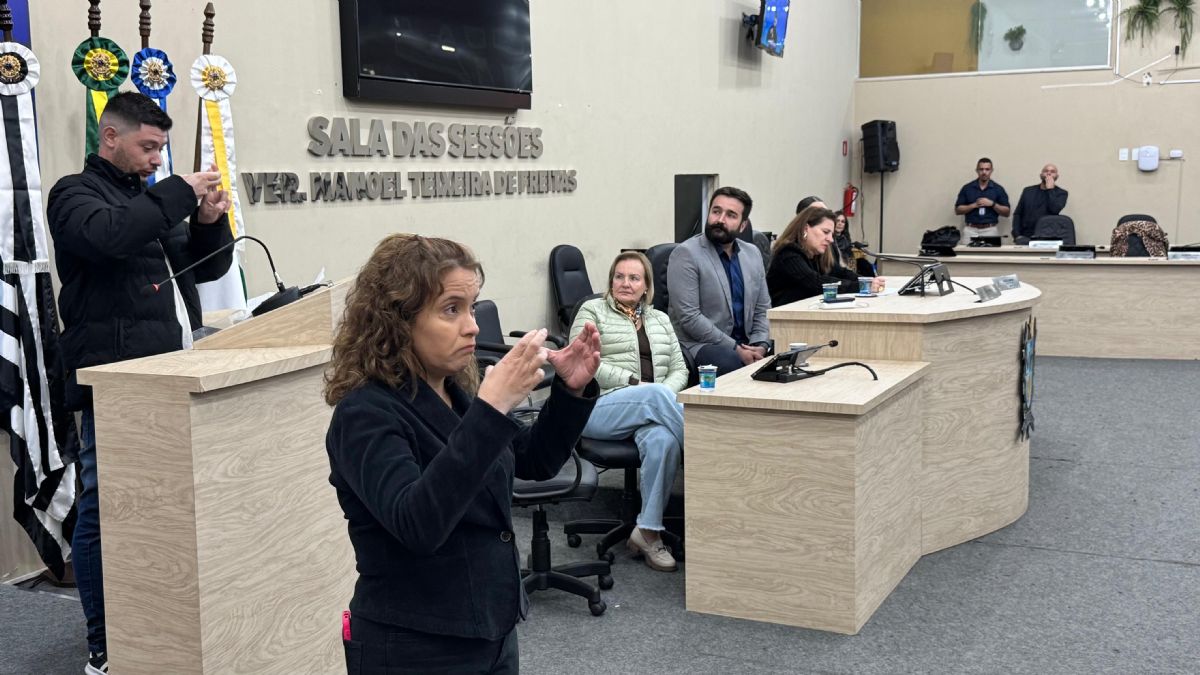 Audiência na Câmara de Andradina debateu dificuldades enfrentadas pela comunidade surda - AudiÃªncia da comunidade surda na CÃ¢mara de Andradina - Foto: Divulgação/Câmara