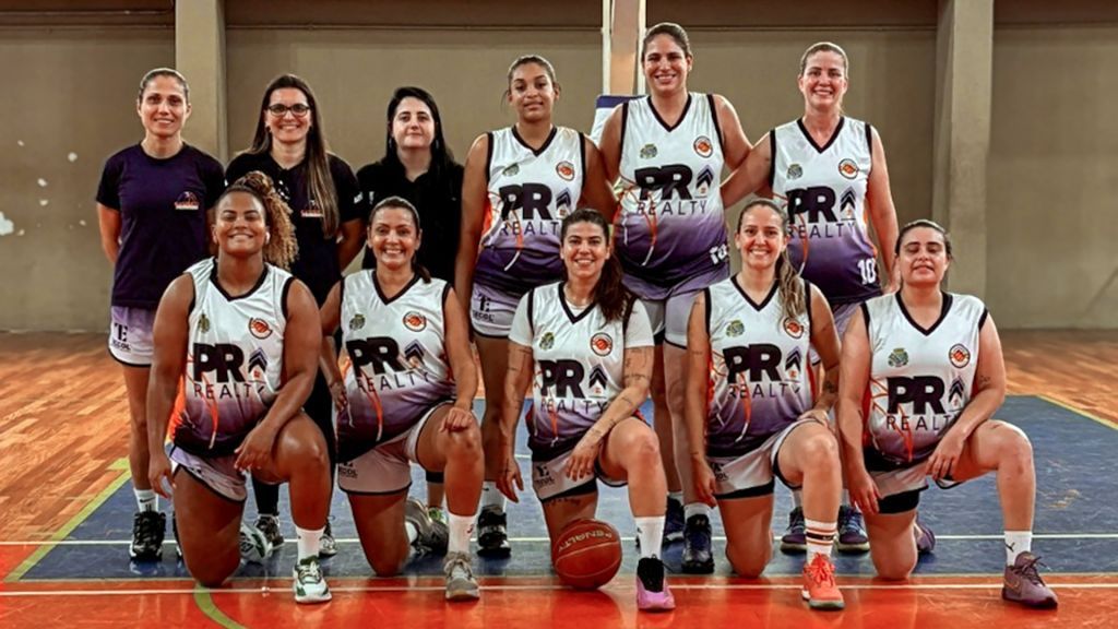 Vitória de Araçatuba sobre Quatá na LBC 2025 - Da esquerda para a direita - Em pé: Karen (técnica e atleta), Priscila Briano, Amanda Moraes (Comissão Técnica), Paloma Cristina, Viviane, Ariane Prado. Agachadas: Beatriz Pereira, Andréia Cordeiro, Angelika Veiga, Carla Pantarotto, Susane Eugênio - Foto: