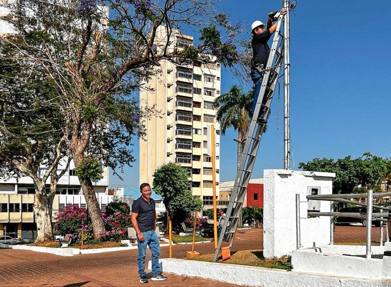 Andradina instala 18 câmeras de vigilância na Praça Moura Andrade e reforça Programa Muralha Paulista - Câmeras de vigilância são instaladas na Moura Andrade Andradina instala 18 câmeras de vigilância na Praça Moura Andrade e reforça Programa Muralha Paulista - Câmeras de vigilância são instaladas na Moura Andrade
