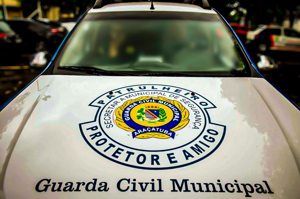 Homem é detido após chutar viatura e ameaçar guardas municipais em Araçatuba - CGM de Araçatuba Homem é detido após chutar viatura e ameaçar guardas municipais em Araçatuba - CGM de Araçatuba