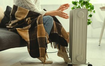 Onda de frio: Neoenergia Elektro reforça dicas de economia de energia e faz Campanha do Agasalho entre colaboradores até segunda-feira (30) - Colaboradores da Neoenergia Elektro se mobilizam para ajudar a população a enfrentar as baixas temperaturas Onda de frio: Neoenergia Elektro reforça dicas de economia de energia e faz Campanha do Agasalho entre colaboradores até segunda-feira (30) - Colaboradores da Neoenergia Elektro se mobilizam para ajudar a população a enfrentar as baixas temperaturas