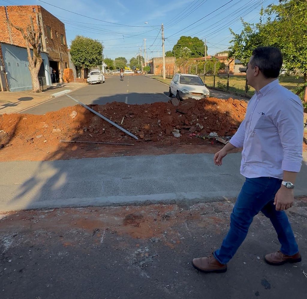 Araçatuba interdita cruzamentos no Jardim do Prado para construção de novos sarjetões - Construção de sarjetões em Araçatuba
