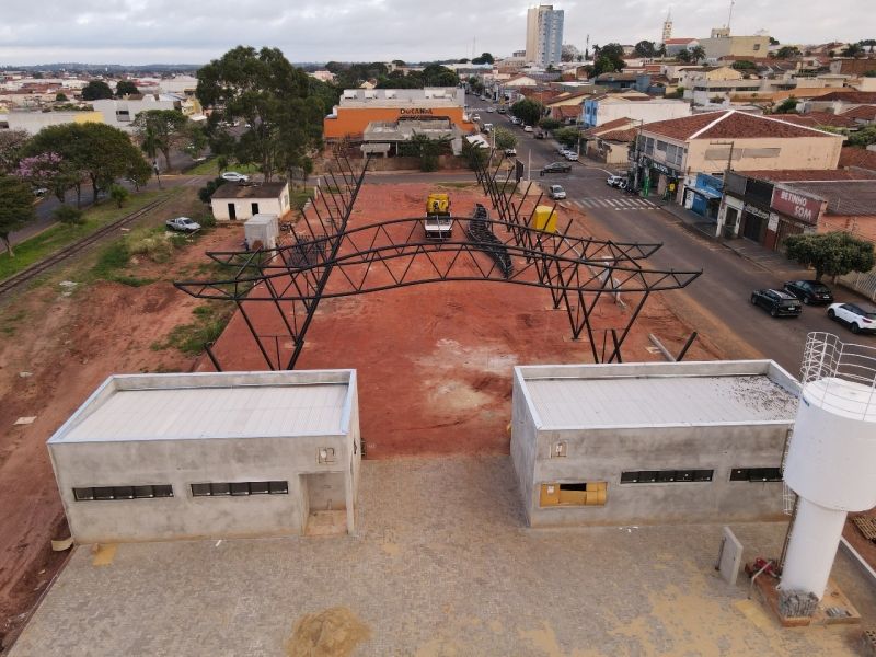 Estrutura do Mercadão Municipal de Andradina avança e obra já chega a 70% de execução - Contorno do Mercadão Municipal começa a aparecer Estrutura do Mercadão Municipal de Andradina avança e obra já chega a 70% de execução - Contorno do Mercadão Municipal começa a aparecer