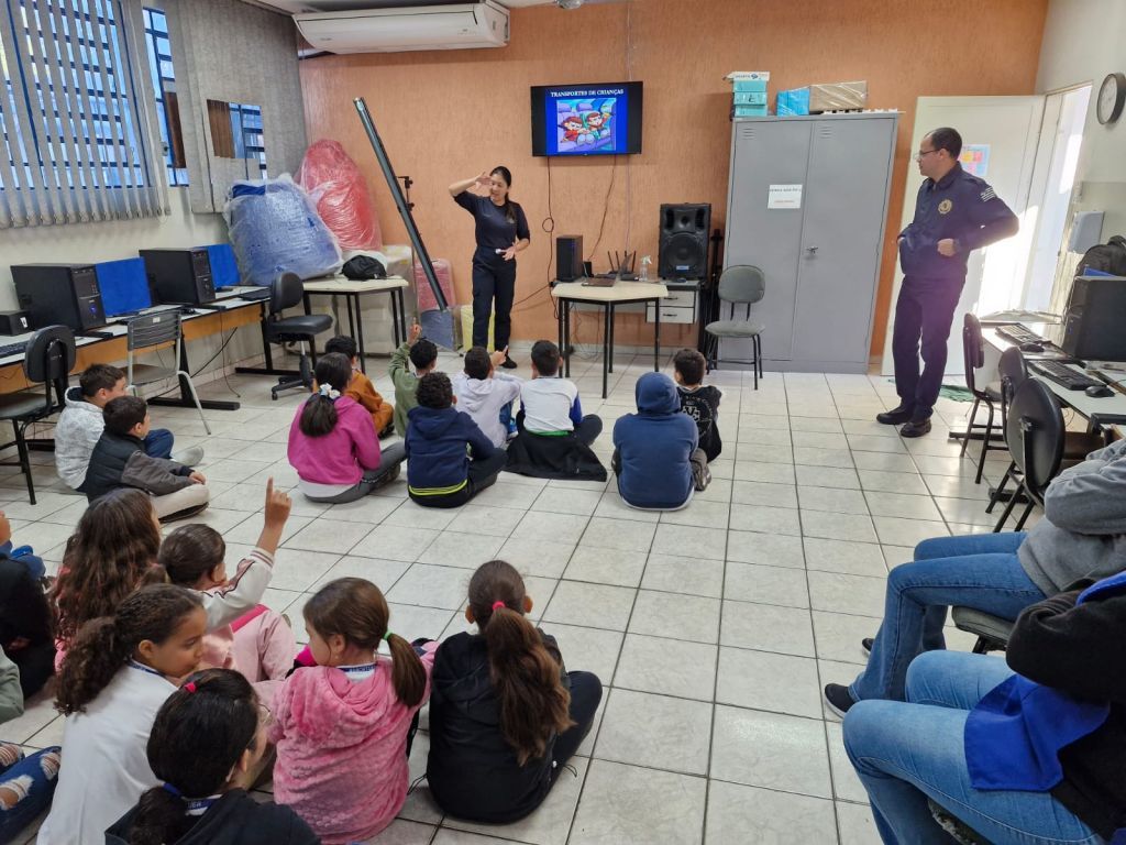 Emeb Leda Martins promove aula prática sobre trânsito para alunos do 3º e 4º ano em parceria com a Mobilidade Urbana - Educação para o trânsito é levada a alunos da Emeb Leda Martins Emeb Leda Martins promove aula prática sobre trânsito para alunos do 3º e 4º ano em parceria com a Mobilidade Urbana - Educação para o trânsito é levada a alunos da Emeb Leda Martins