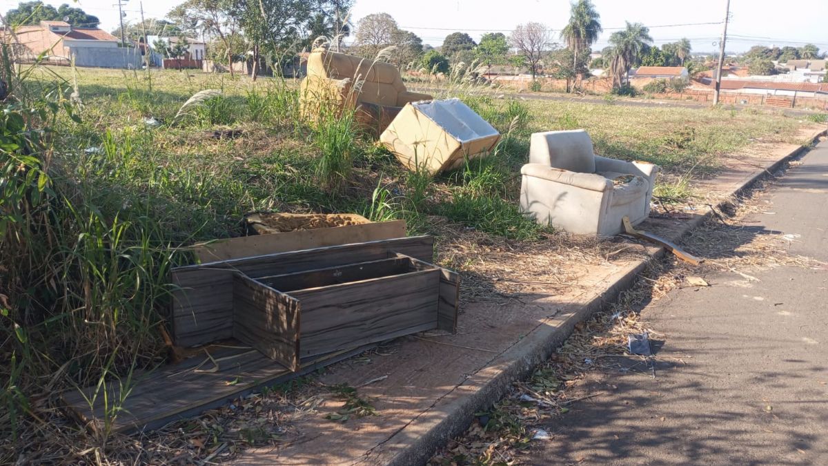 Prefeitura de Andradina intensifica limpeza no Jardim Europa e usa câmeras contra descarte irregular - Equipe da Prefeitura realiza recolhimento de entulhos no Jardim Europa
