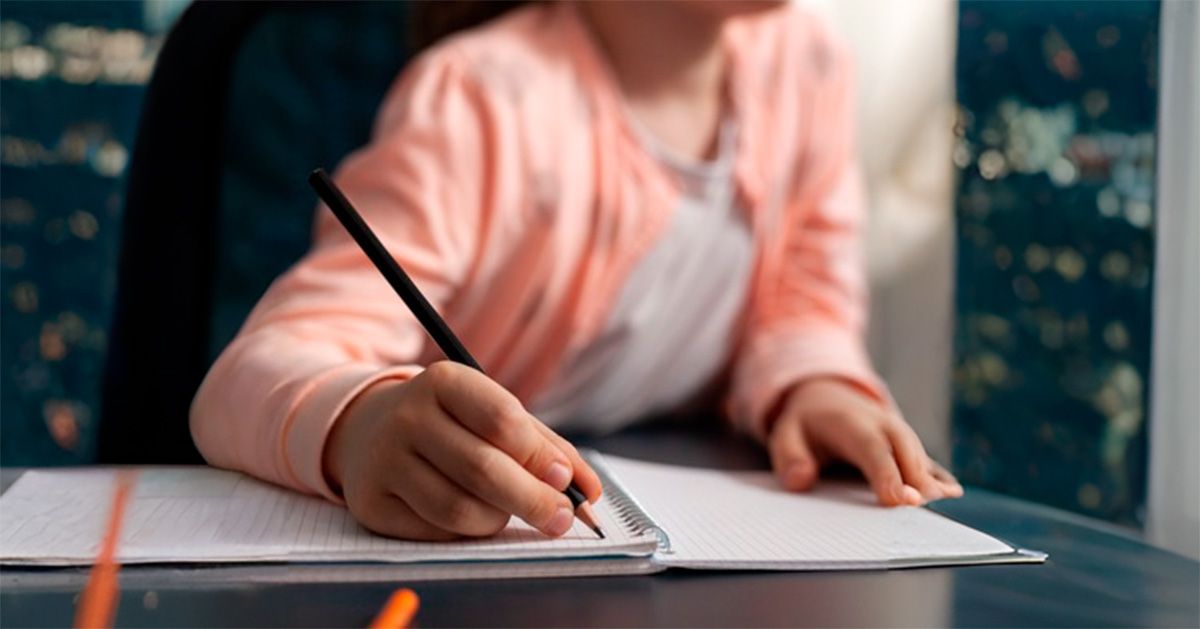 Estímulo da coordenação motora e memória: especialistas da USP mostram os benefícios da letra cursiva