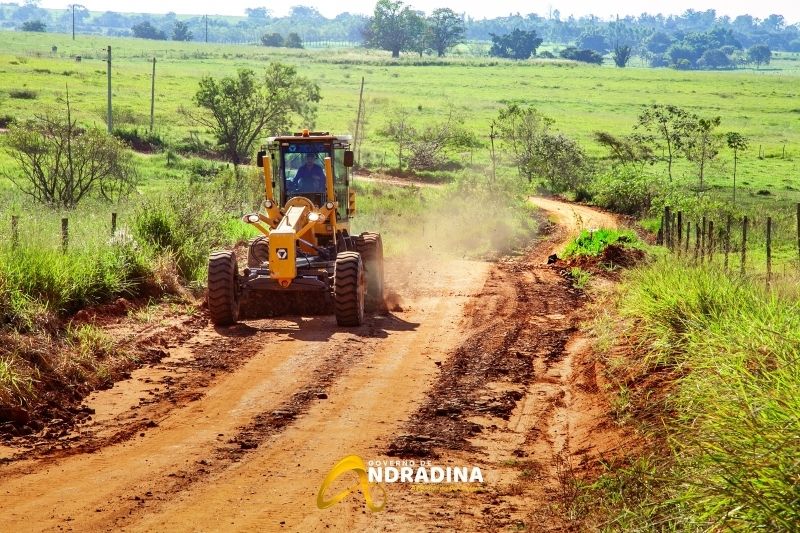 Prefeitura de Andradina investe R$ 400 mil na recuperação de estradas rurais com aplicação de moledo - Estradas do Timboré estão sendo recuperadas com moledo Prefeitura de Andradina investe R$ 400 mil na recuperação de estradas rurais com aplicação de moledo - Estradas do Timboré estão sendo recuperadas com moledo