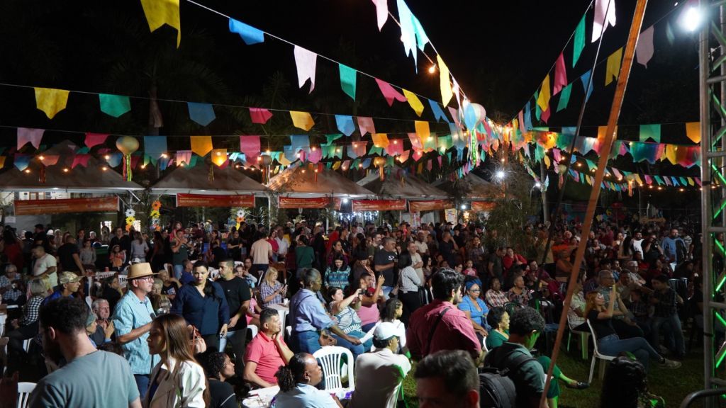 Parque da Fazenda atrai multidão em Araçatuba com festa junina de cultura e solidariedade - Festa Junina na Fazenda reúne famílias com cultura, diversão e solidariedade