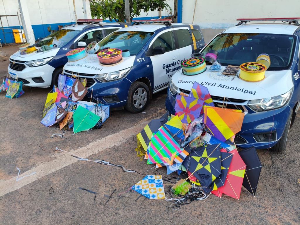 GCM apreende pipas com linha chilena em Araçatuba - GCM apreende pipas com linha chilena no Bairro Clóvis Picolotto GCM apreende pipas com linha chilena em Araçatuba - GCM apreende pipas com linha chilena no Bairro Clóvis Picolotto