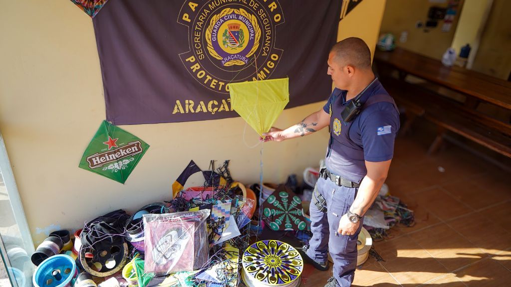 Operação da GCM apreende 385 pipas com linha cortante em bairros de Araçatuba - GCM de Araçatuba apreende 385 pipas com cerol em operação de domingo