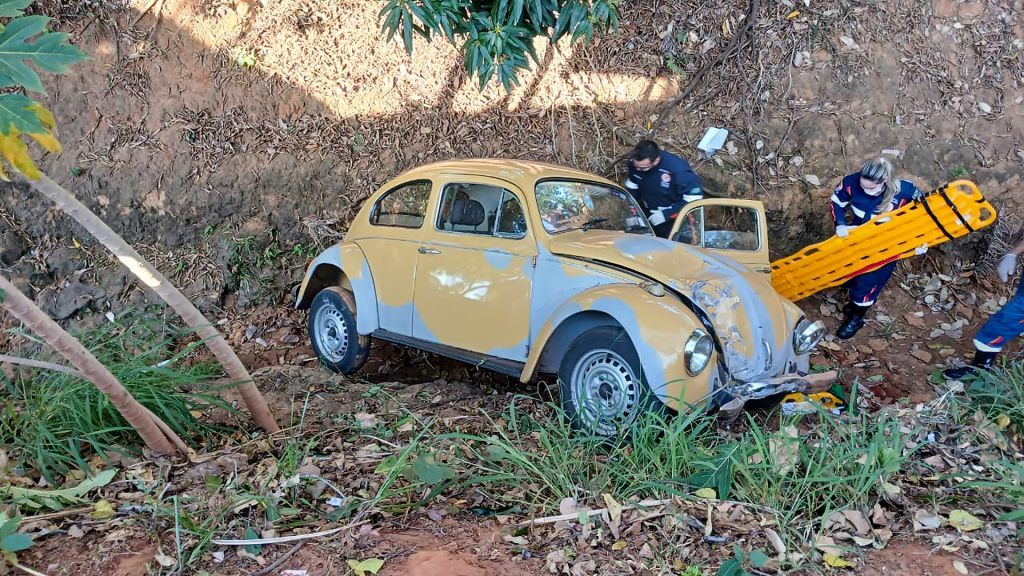 Condutora fica ferida após cair com carro em córrego na Avenida Dois de Dezembro em Araçatuba - GCM de Araçatuba atende ocorrência de acidente com vítima em córrego