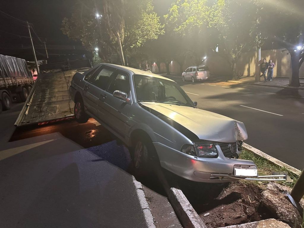 Motorista colide contra poste em avenida movimentada de Araçatuba e é socorrido pelo Samu - GCM de Araçatuba isola área após colisão em poste na Waldir Felizola Motorista colide contra poste em avenida movimentada de Araçatuba e é socorrido pelo Samu - GCM de Araçatuba isola área após colisão em poste na Waldir Felizola