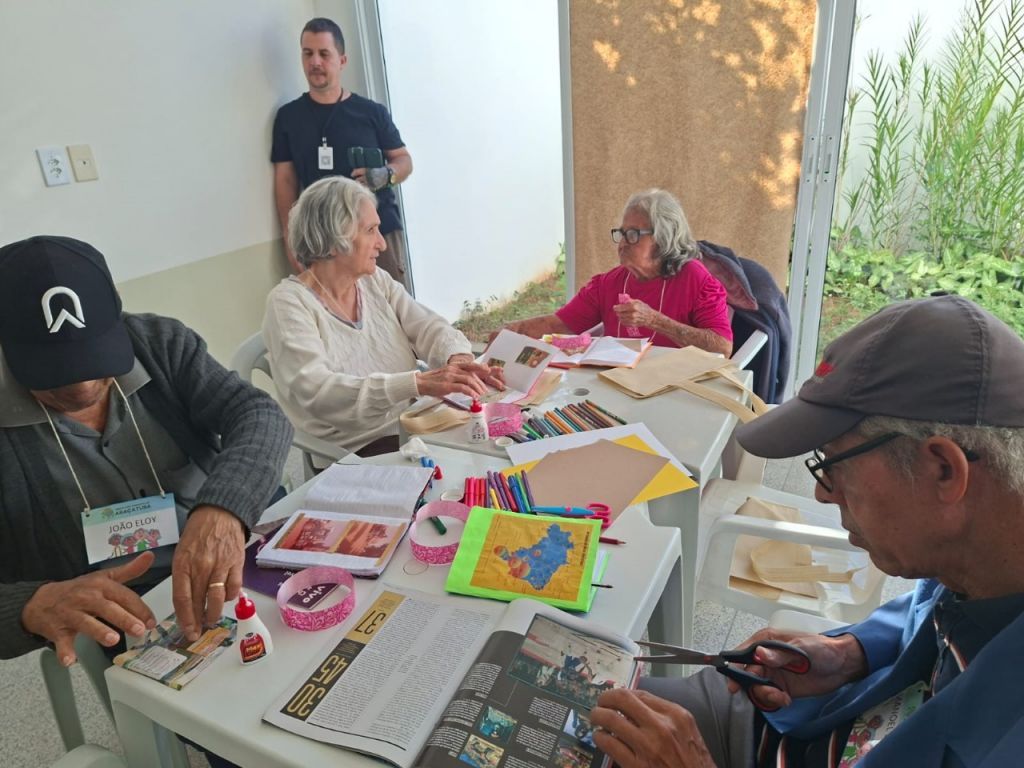 Idosos de Araçatuba lançam "Caderno de Memórias" com histórias de vida e inclusão social - Idosos do Centro de Convivência de Araçatuba produzem o Caderno de Memórias Idosos de Araçatuba lançam "Caderno de Memórias" com histórias de vida e inclusão social - Idosos do Centro de Convivência de Araçatuba produzem o Caderno de Memórias
