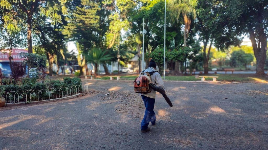 Prefeitura realiza ações de manutenção e limpeza em bairros de Araçatuba - Limpeza em Araçatuba Prefeitura realiza ações de manutenção e limpeza em bairros de Araçatuba - Limpeza em Araçatuba