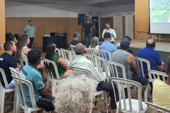 Águas Andradina reúne moradores de Planalto para orientar sobre como interligar os imóveis na rede de esgoto