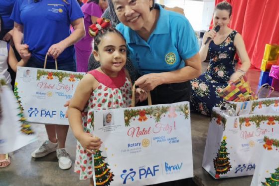 Rotary Club de Andradina Integração leva esperança e presentes em ação de Natal