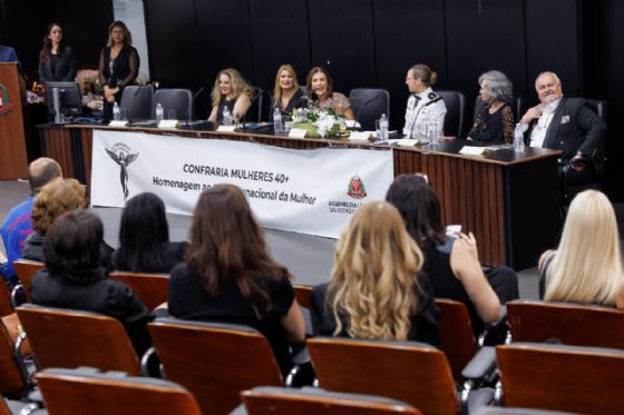 Alesp sedia ato em homenagem a mulheres 40+ com atuação em diversos setores