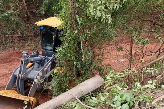 Almoxarifado faz limpeza de ruas e estradas rurais após temporais
