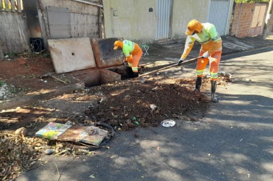Araçatuba gasta quase R$ 1 milhão por ano para limpar lixo jogado irregularmente em bueiros